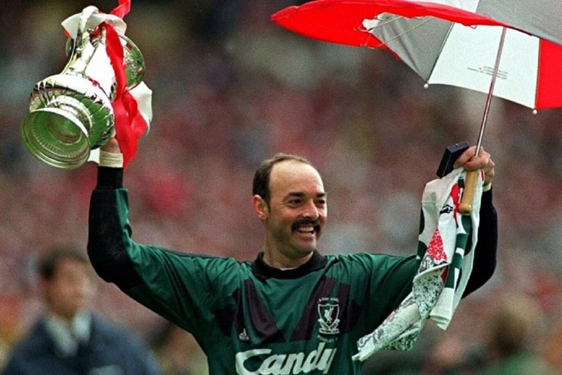 Bruce Grobbelaar ngoài khả năng cản phá còn có thể chơi chân rất tốt