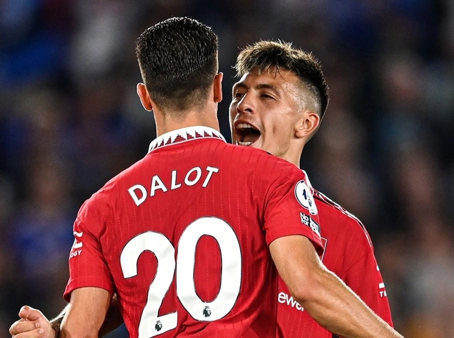 Dalot và Martinez bị quá tải